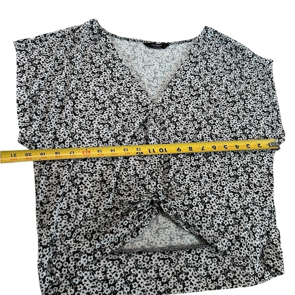 Lucky Brand Floral Front Twist Top Size L - Picture 12 of 17